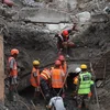 Rettungsekippe sichen no vermëssten Aarbechter vun engem Waasserkraaftwierk a Rasuwa, Nepal  | © EPA/NEPAL ARM
