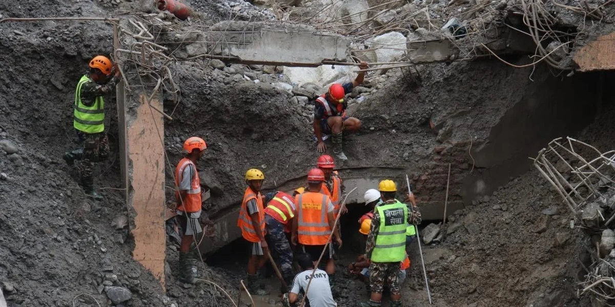 Néng Deeg no der Flutwell-Katastroph: Zwee Aarbechter a Nepal aus engem Tunnel gerett | © EPA/NEPAL ARM