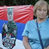 Eng Fra steet nieft engem Banner vum Ratko Mladić wou "Serbeschen Held" drënner steet | © EPA/ANDREJ CUKIC