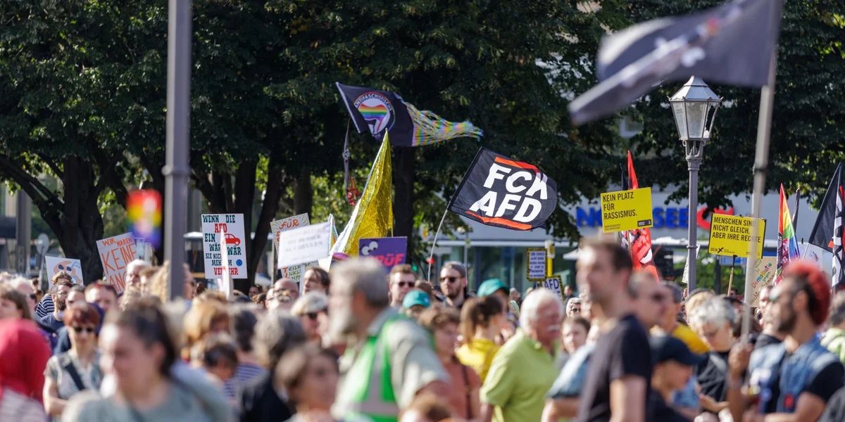 Dausende Mënschen hunn an Däitschland géint Rietsextreemismus protestéiert | © EPA/CHRISTOPH RUTENKOLK