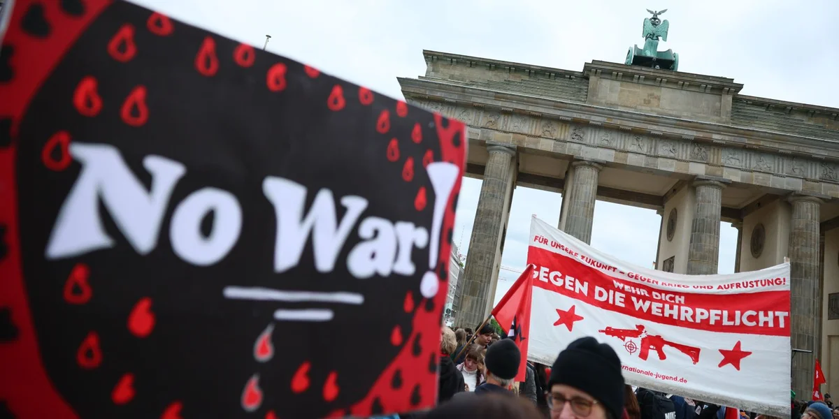 Däitschlandwäit Demonstratioune vu Schüler:inne géint déi nei Reegele fir Wehrpflicht | © EPA/HANNIBAL HANSCHKE