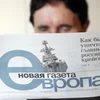 E Mann liest dei europäesch Editioun vun der Nowaja Gaseta | © EPA/TOMS KALNINS
