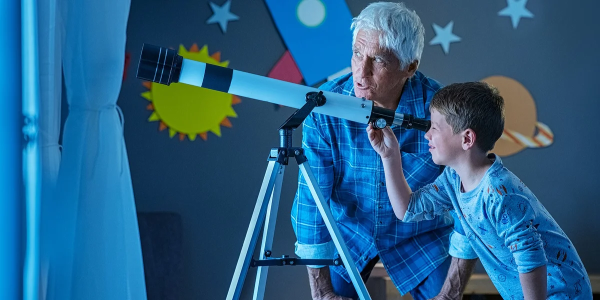 De Mound, mat bloussem A, mat der Spektiv a mam Teleskop | © Bigstock