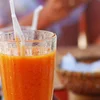 Iessen an dobäi drenken, steet dat fir eng méi schlecht Verdaung? | © Bigstock